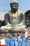 Sri Chinmoy performing a peace concert at the Kamakura Diabatsu