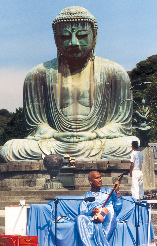 Sri Chinmoy performing a peace concert at the Kamakura Diabatsu